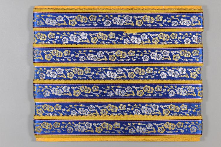 品蓝色缎地织金枝梅纹绦