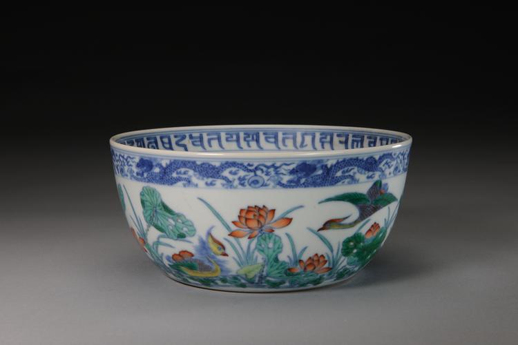 乾隆款斗彩鸳鸯卧莲纹碗