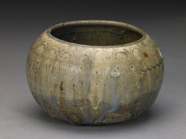 青釉刻莲瓣纹钵