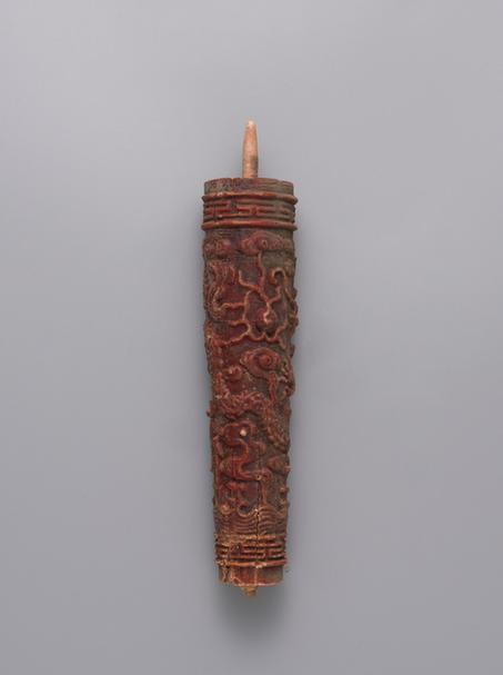 红色云龙纹圆蜡