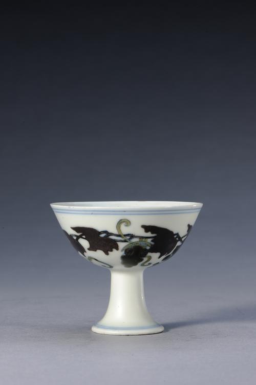 成化款斗彩葡萄纹高足杯