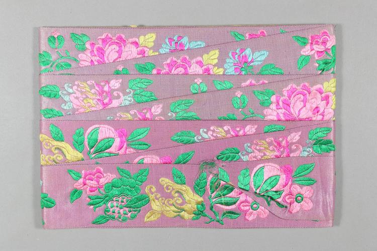 雪灰色缎地三多牡丹菊花纹绦