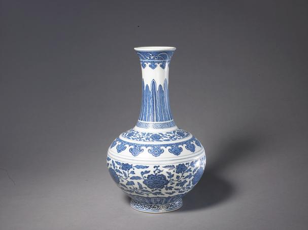 青花缠枝莲纹撇口瓶