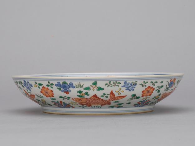 在川知乐款五彩鱼藻纹盘