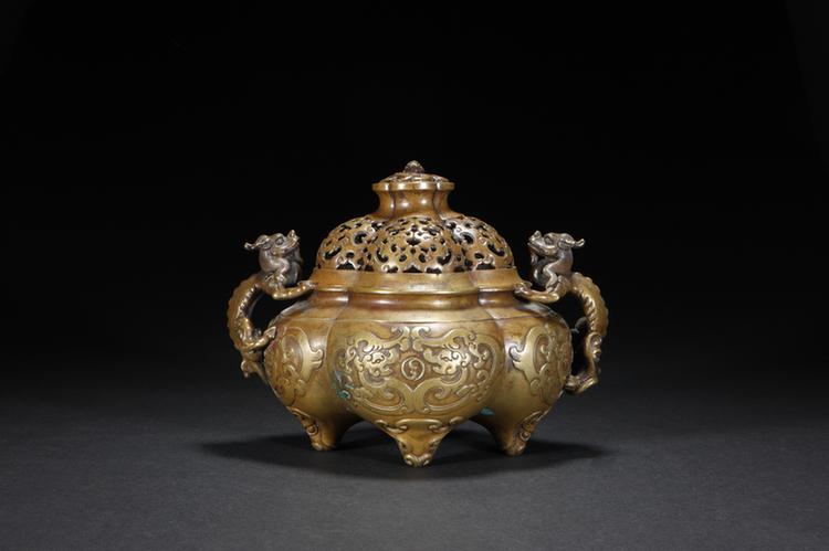 宣德款铜蟠螭纹四足海棠式盖炉