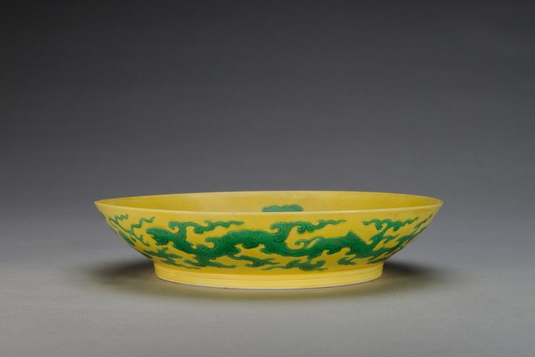 雍正款黄地绿彩朵云夔凤纹盘