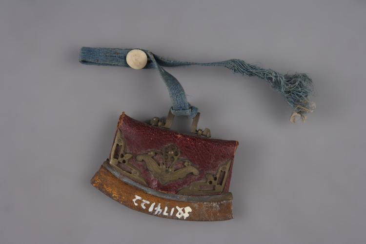 红色皮嵌铜蝴蝶荷包式火燫