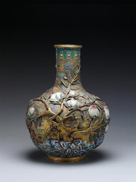 乾隆款掐丝珐琅寿山福海图天球瓶