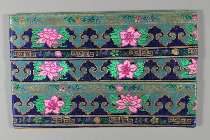 品月色缎地时花牡丹云头纹绦