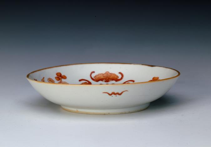 光绪款白地矾红彩三果纹碗