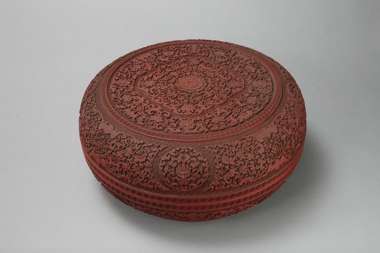 剔红万福缠枝莲纹开光团花纹圆盒