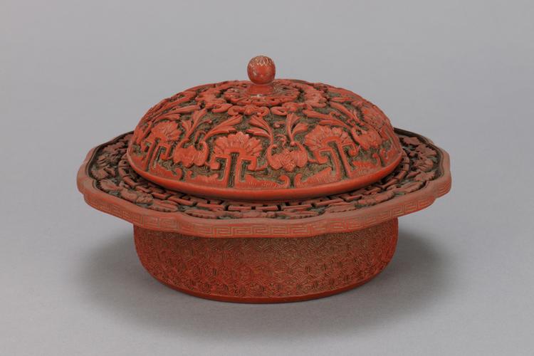 剔红缠枝莲蝙蝠纹八方委角盒