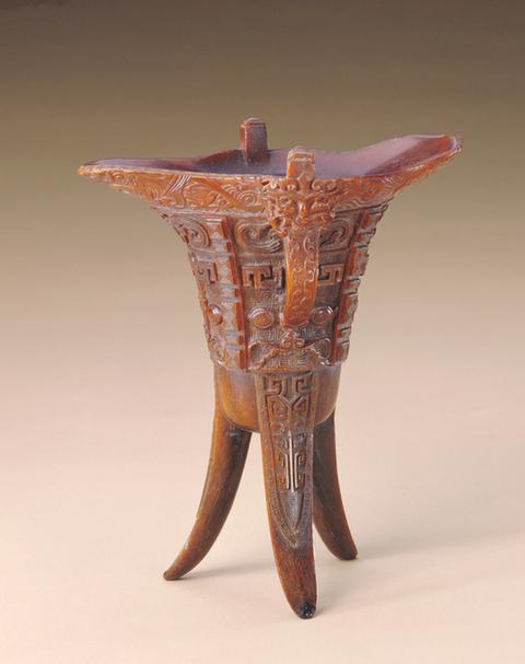 犀角雕兽面纹爵杯