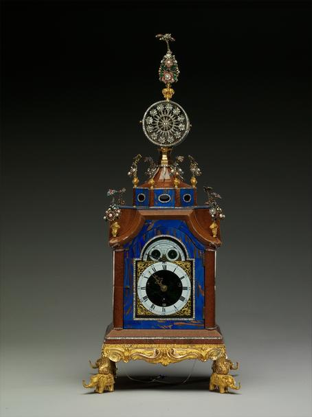 木楼嵌玻璃石转花钟