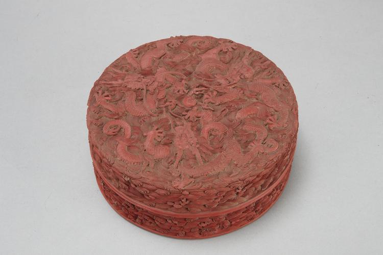 乾隆款剔红云龙戏珠纹扁圆盒