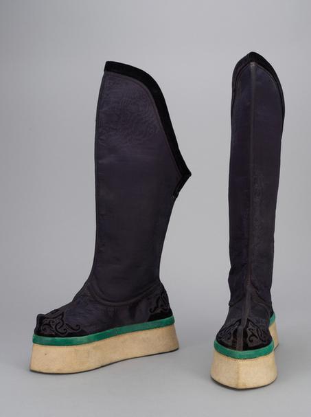 石青色缎钉云纹头尖底靴