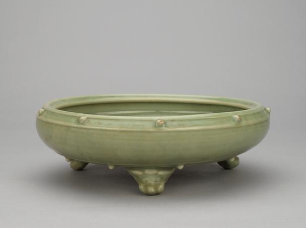 龙泉窑青釉鼓钉三足洗