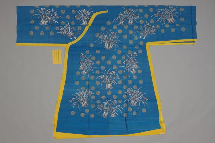 月白色缂丝浅彩水仙金寿字纹氅衣料