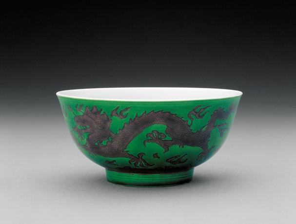 康熙款绿地紫彩云龙纹白里碗
