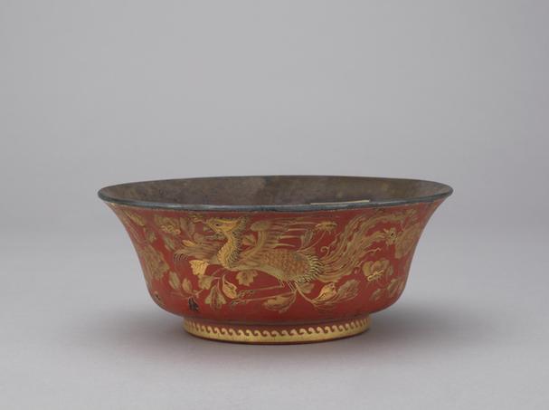 乾隆款红漆描金丹凤牡丹纹银里撇口碗