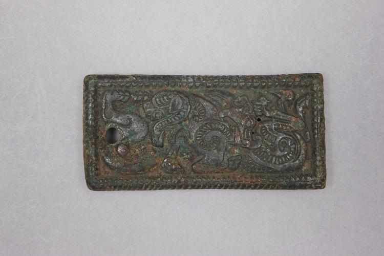 兽纹牌饰