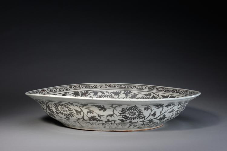 釉里红折枝桃菊花纹盘