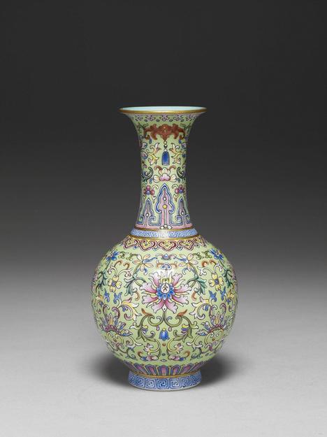 洋彩绿地花卉纹瓶(大清乾隆年制款)