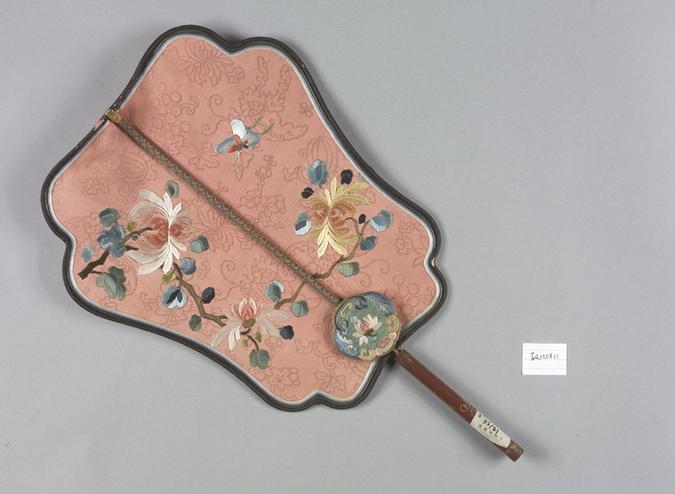 粉红色纱绣花蝶图面紫漆描金柄团扇