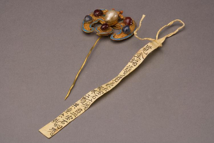 金镶珊瑚桃蝠双喜簪