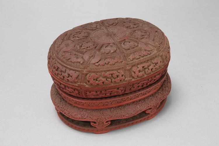 剔红绳蝠纹带座椭圆盒