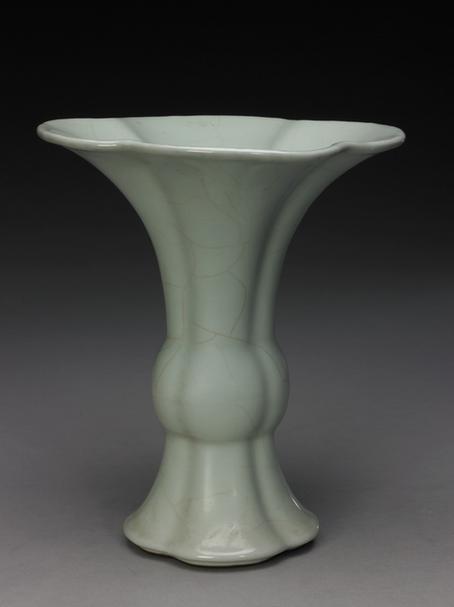 雍正款仿官釉花瓣口花觚