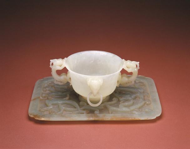 青玉光素象耳活环杯