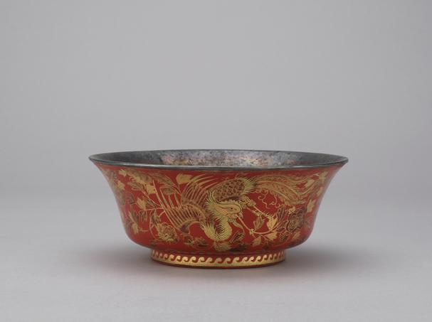 乾隆款红漆描金丹凤牡丹纹银里撇口碗