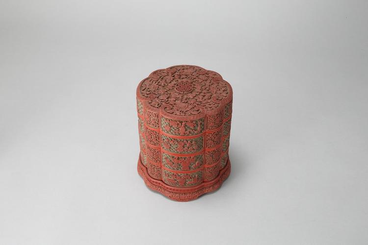 乾隆款剔红五福捧寿纹开光博古纹三层套盒