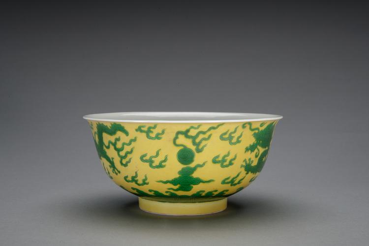 乾隆款里白釉外黄地绿彩云龙纹碗