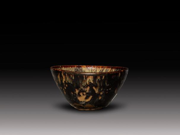 吉州窑黑釉彩绘花卉纹碗