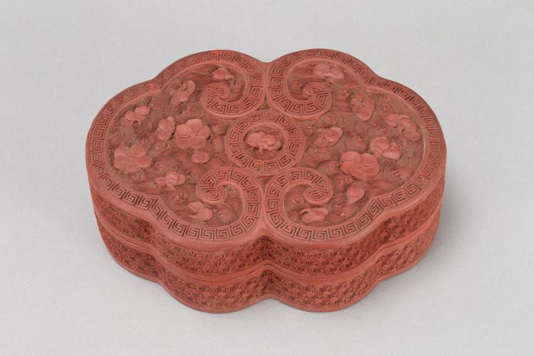 剔红落花流水纹如意式盒