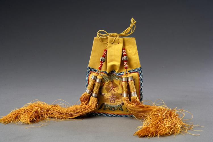 黄色缎平金绣五毒葫芦纹活计-烟荷包