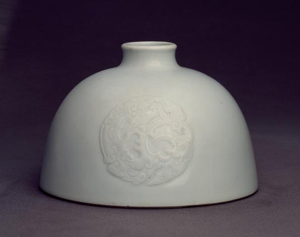 月白釉刻花团夔龙凤纹太白尊
