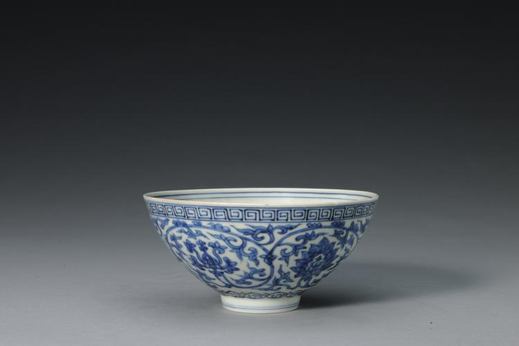 正德款青花缠枝花卉纹碗