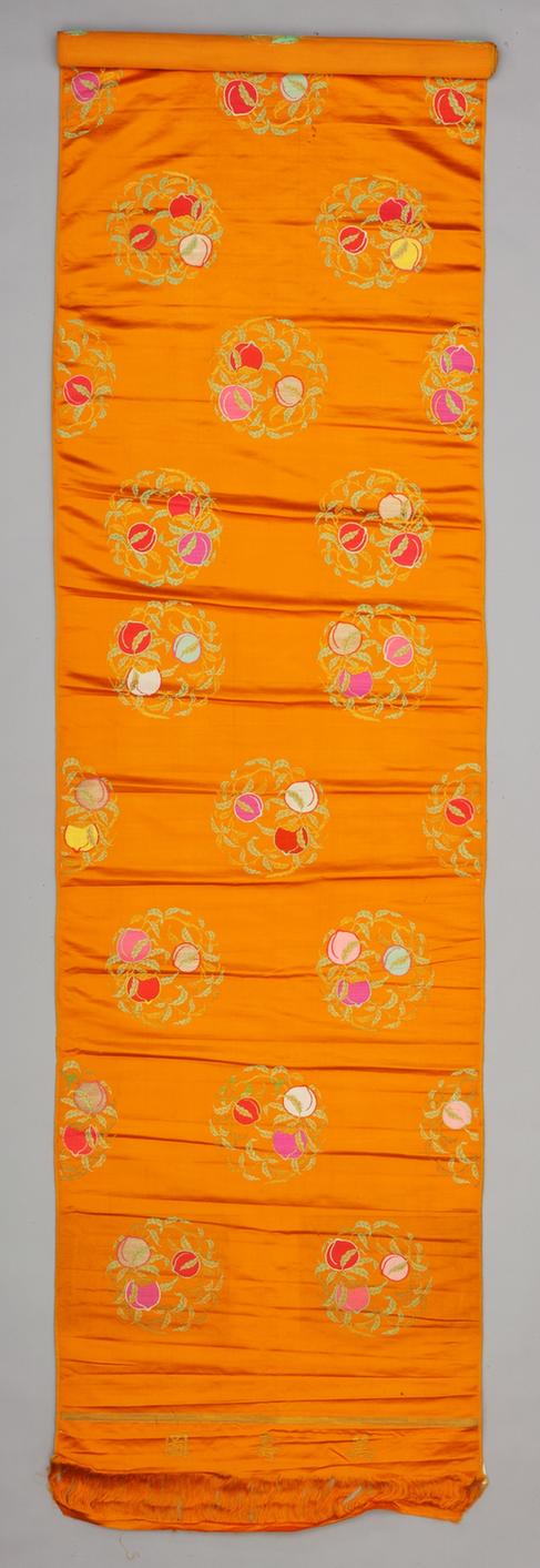 杏黄色团折枝桃纹妆花缎