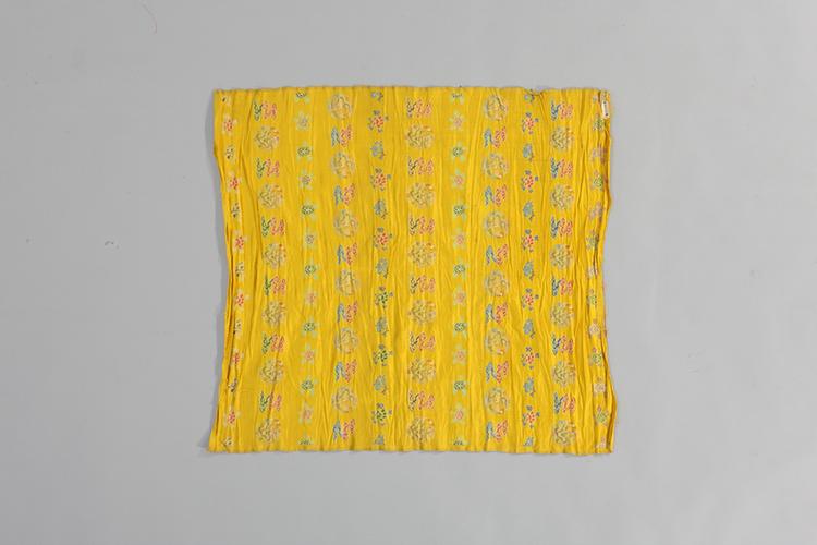 黄色五彩折枝花卉寸蟒缎