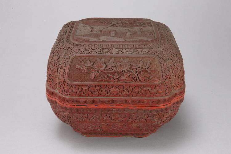 乾隆款剔红山水人物图开光花卉采菊图四方委角盒