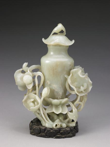 青玉透雕莲瓣纹带座盖瓶