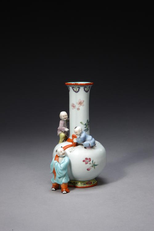 粉彩花卉凸三婴戏瓶