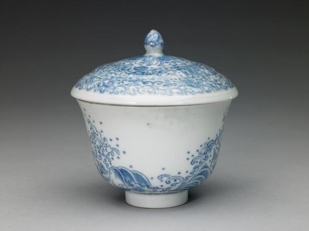 康熙款青花海水纹盖碗