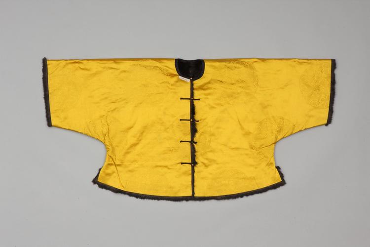 明黄色团龙纹暗花江绸染狼皮马褂