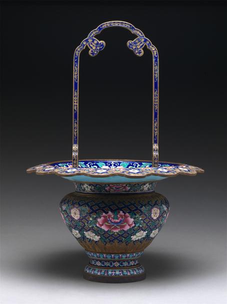 画珐琅锦地花卉纹花篮