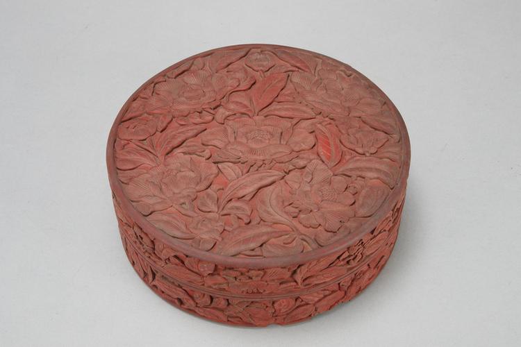 乾隆款剔红葵花纹扁圆盒
