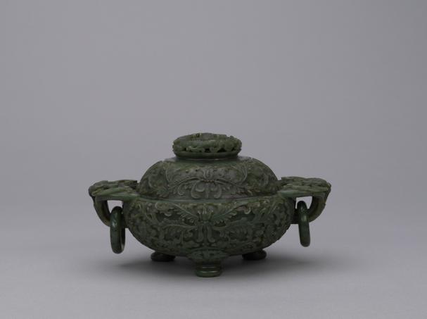 碧玉菊花纹龙耳衔活环三足带盖炉